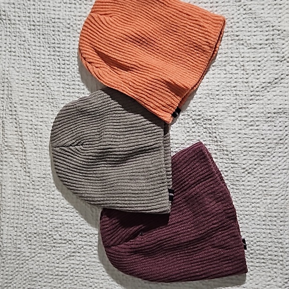 Hang ten beanies - Picture 2 of 2